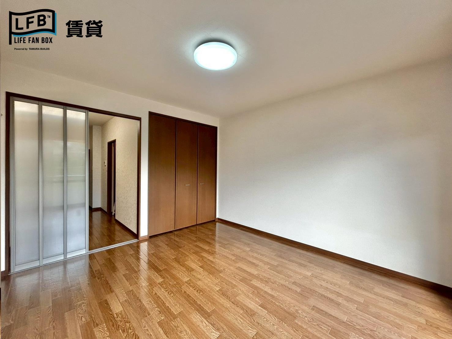 居室・リビング　※同間取り102号室の室内写真です。壁紙や床の色、仕様が異な