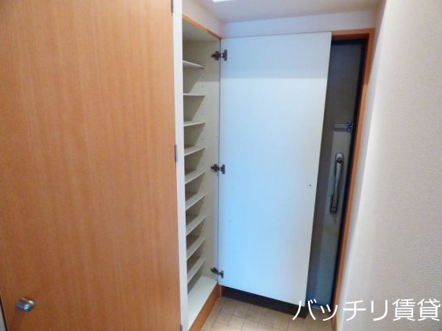 玄関　同型タイプの為、現状を優先いたします