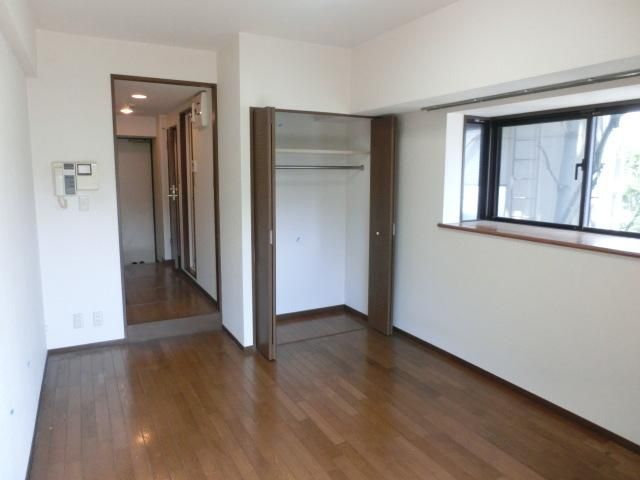 居室・リビング　角部屋２面採光のお部屋です★
