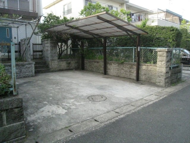 駐車場　２台駐車可（車種によります）