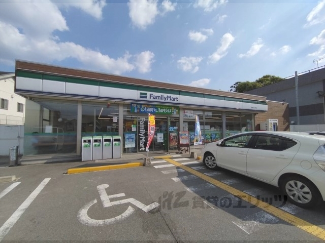 コンビニ　ファミリーマート橿原石川町店（コンビニ）まで240m