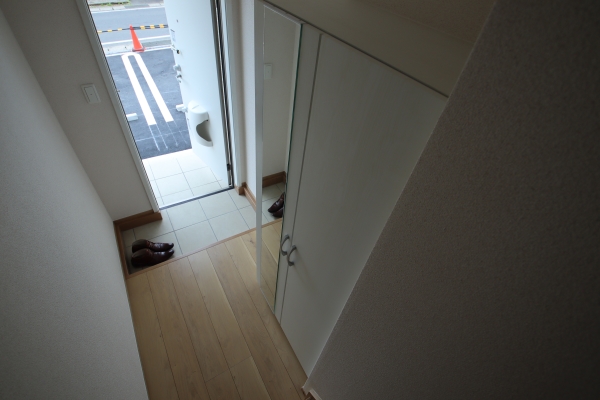 玄関　※同物件別号室写真となります。