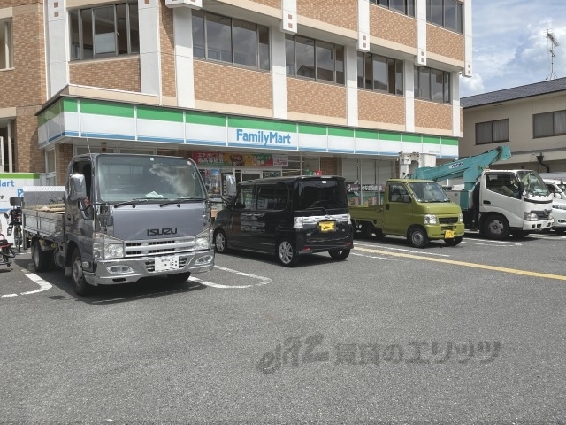 コンビニ　ファミリーマート生駒東松ヶ丘店（コンビニ）まで450m