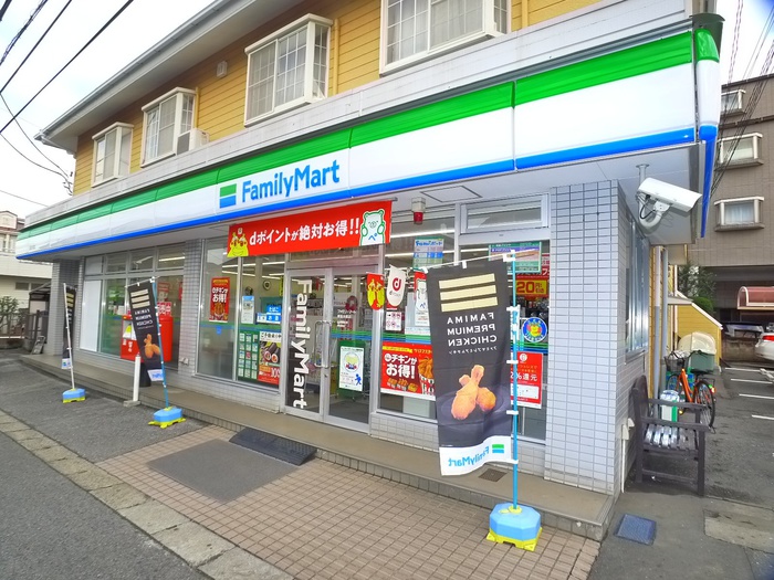コンビニ　ファミリーマート（コンビニ）まで700m