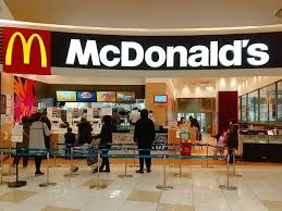 飲食店　マクドナルド西新井アリオ店（飲食店）まで831m