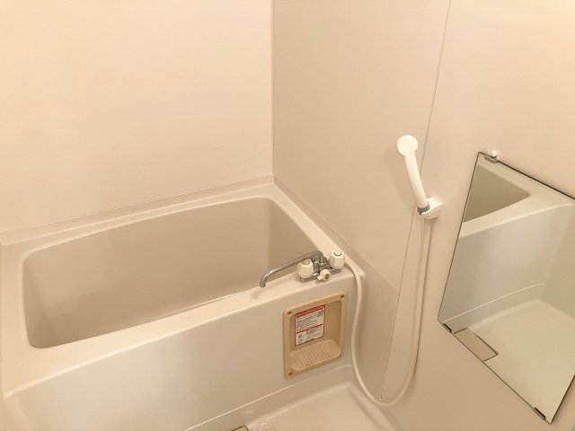 バス・シャワールーム　鏡・シャワー付きの浴室。ゆったりとした浴槽で一日の疲れを癒せ