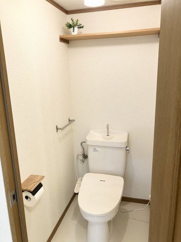 トイレ　温水洗浄便座付きトイレ。上部棚と手洗いタンクで清潔に使えます