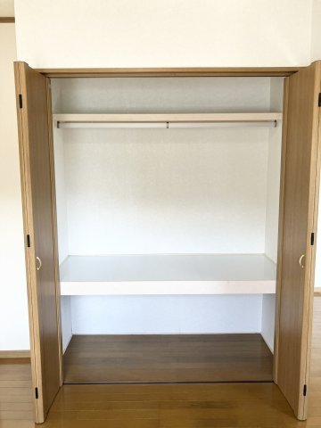 収納　ハンガーパイプと棚付きの大型クローゼット。衣類も布団も収納で