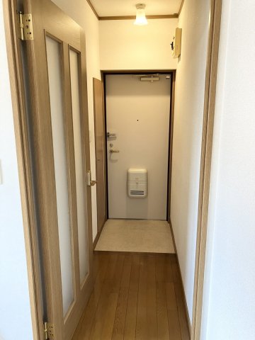 玄関　廊下のある間取りで来客時もプライバシーを確保できます。