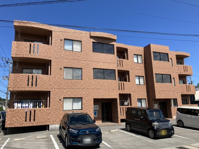 建物外観　レンガ調タイル貼りの重厚な外観。敷地内に駐車場を確保していま