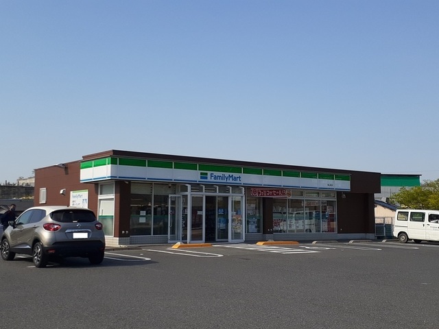 コンビニ　ファンミリーマート郡店（コンビニ）まで800m