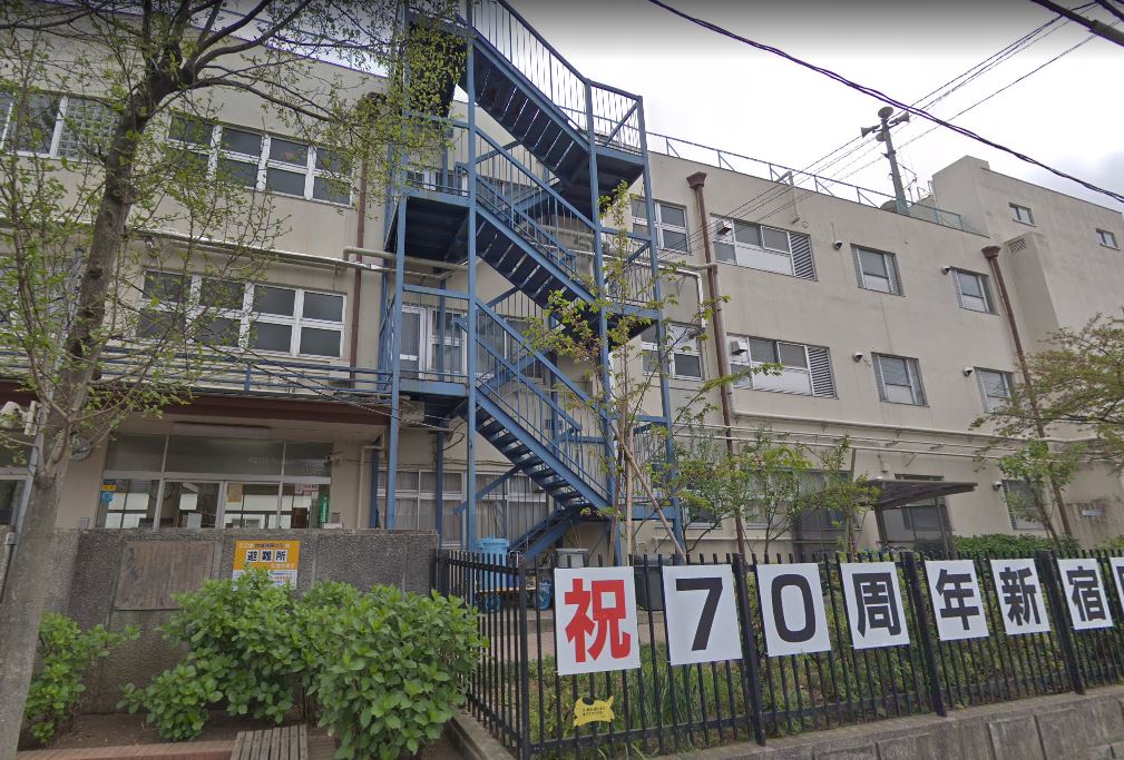 中学校　新宿区立牛込第三中学校（中学校）まで991m