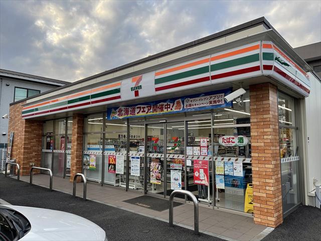 コンビニ　セブンイレブン（コンビニ）まで492m