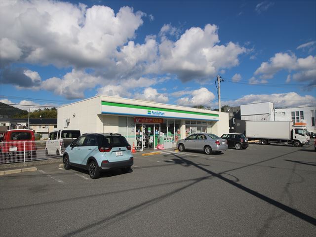 コンビニ　ファミリーマート八本松東三丁目店（コンビニ）まで513m