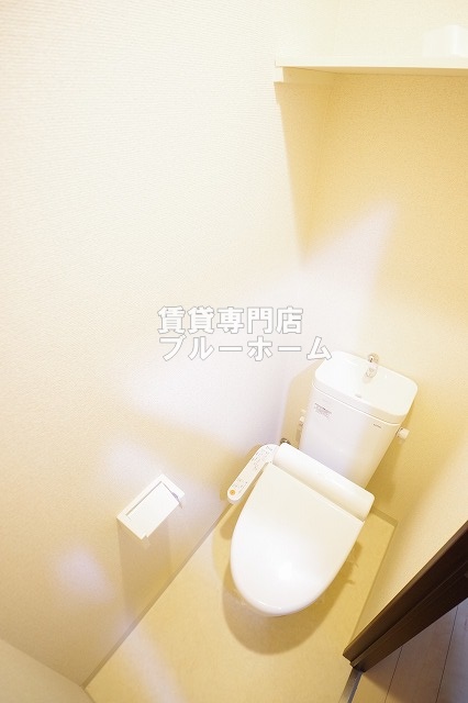 トイレ　収納棚付き！温水洗浄便座付きのトイレです！