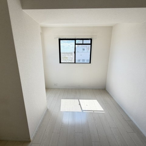 その他部屋・スペース　落ち着いた色調の寝室です