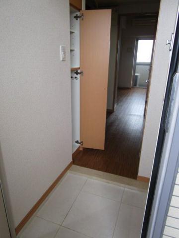 玄関　※別部屋の参考写真です。