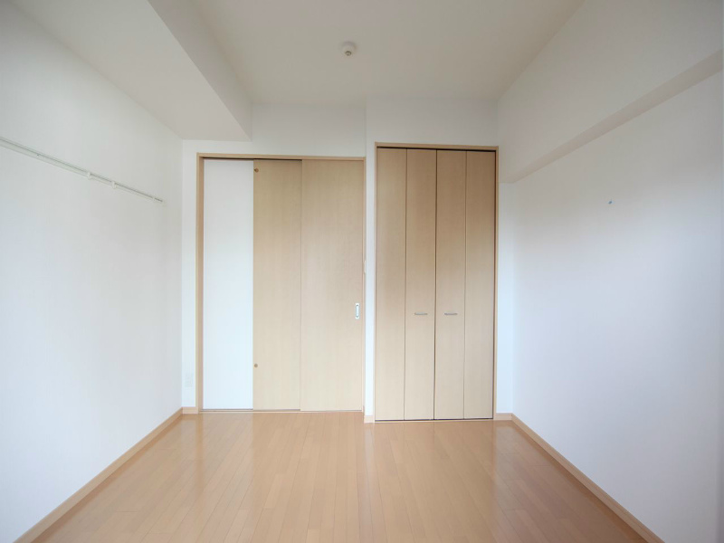 その他　洋室5.7帖　クローゼット付（収納充実してます）