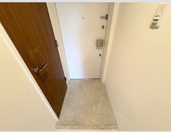 玄関　※写真は同じマンションの違う部屋のものになります。