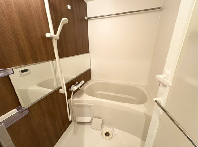 バス・シャワールーム　※写真は同じマンションの違う部屋のものになります。