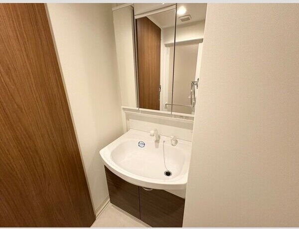 洗面設備　※写真は同じマンションの違う部屋のものになります。