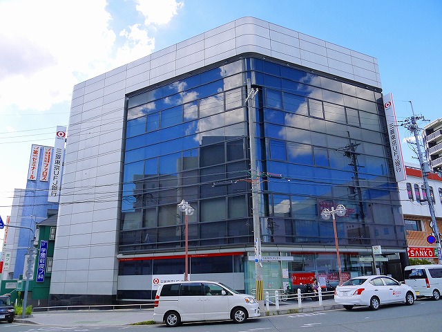 銀行　三菱東京UFJ銀行　学園前北口支店（銀行）まで243m
