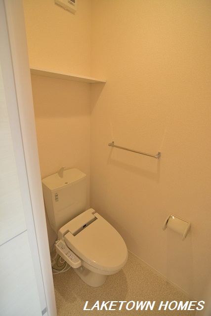 トイレ　上部に収納がある温水洗浄暖房便座付のトイレです。