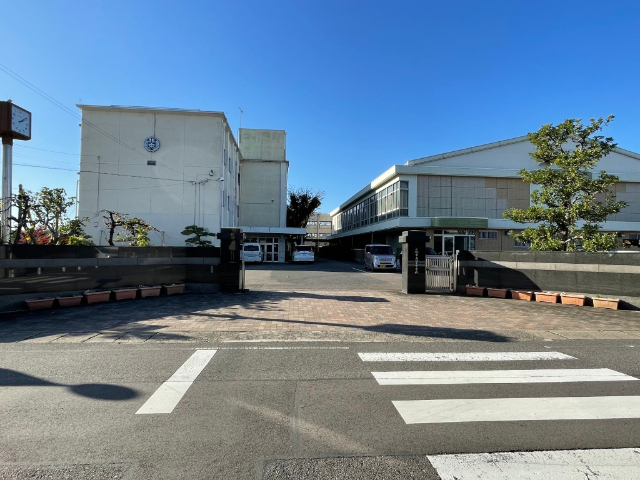 中学校　小牧市立北里中学校（中学校）まで526m
