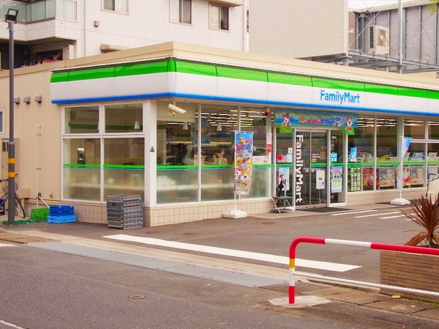 コンビニ　ファミリーマート行徳駅前四丁目店（コンビニ）まで595m