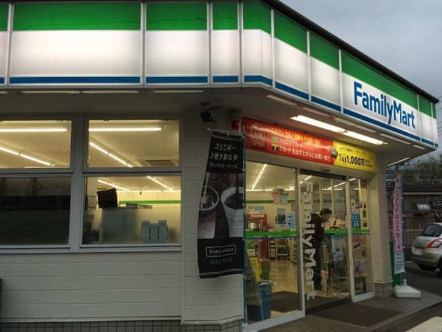 コンビニ　ファミリーマートサンズ新石川店（コンビニ）まで585m