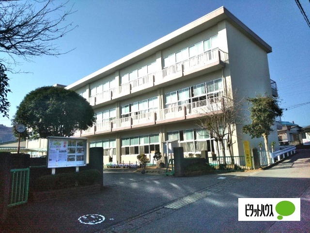 小学校　富士宮市立富丘小学校（小学校）まで929m