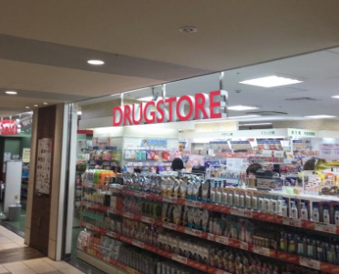 ドラックストア　トモズアコルデ代々木上原店（ドラッグストア）まで460m