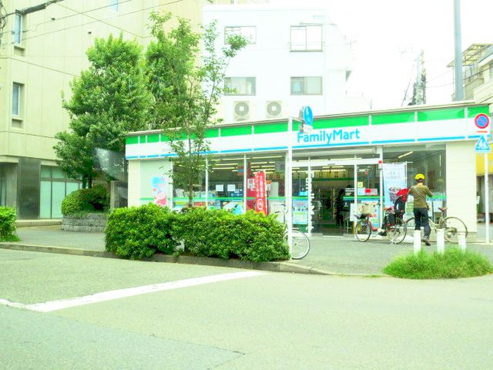 コンビニ　ファミリーマート桜新町（コンビニ）まで360m