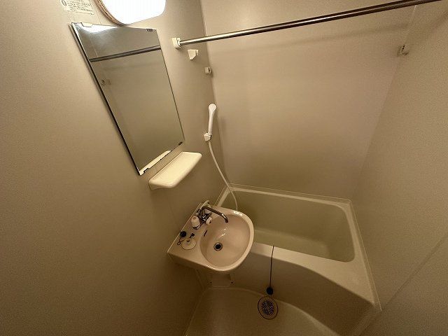 バス・シャワールーム　「同タイプの部屋の写真です」「現況優先」