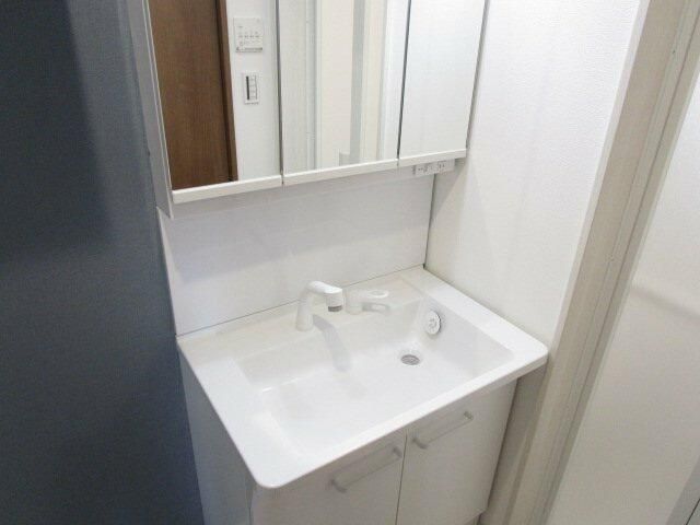 洗面設備　シャワー付洗面化粧台