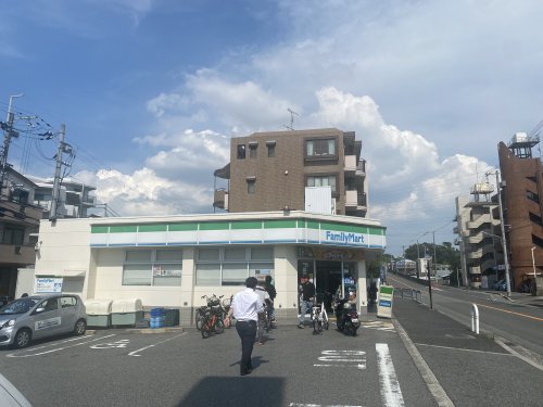 コンビニ　ファミリーマート 緑地公園駅西店（コンビニ）まで139m