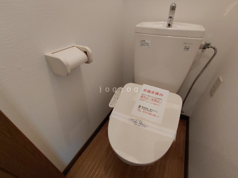 トイレ　嬉しい温水洗浄便座付きのトイレです。