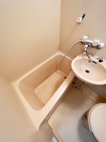 洗面設備　明るい洗面所です