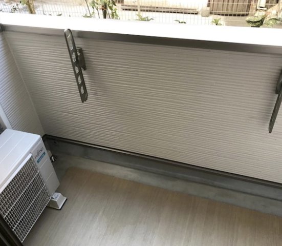 バルコニー　暖かな日差しのふりそそぐバルコニー