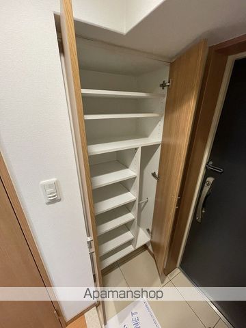 地下鉄御堂筋線 江坂駅 徒歩3分 13階建 築16年の玄関写真