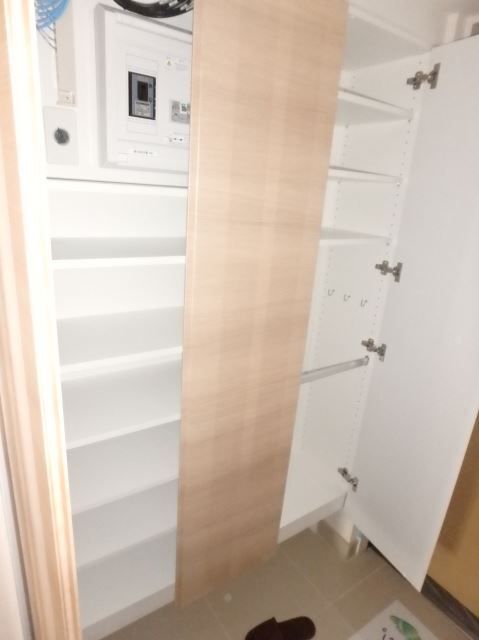 玄関　３０５号室の写真です。