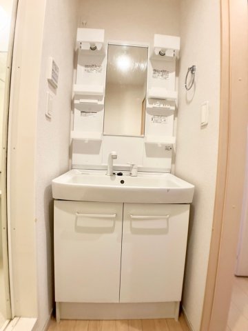 洗面設備　写真は別の部屋のものです。