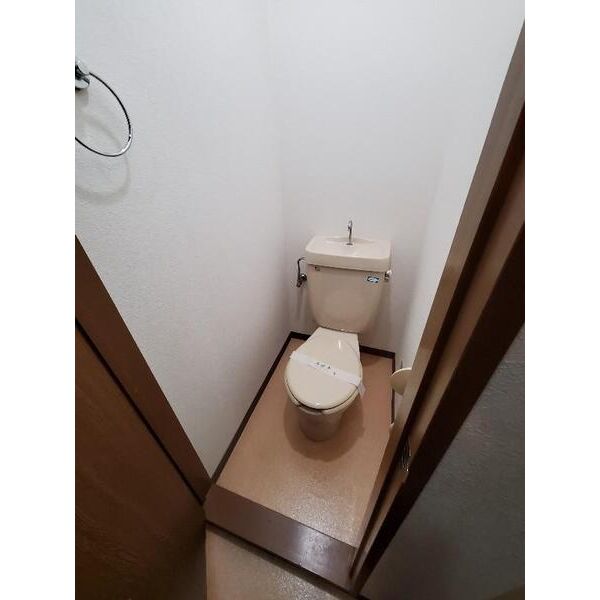 トイレ　シンプルで掃除のしやすいトイレです♪