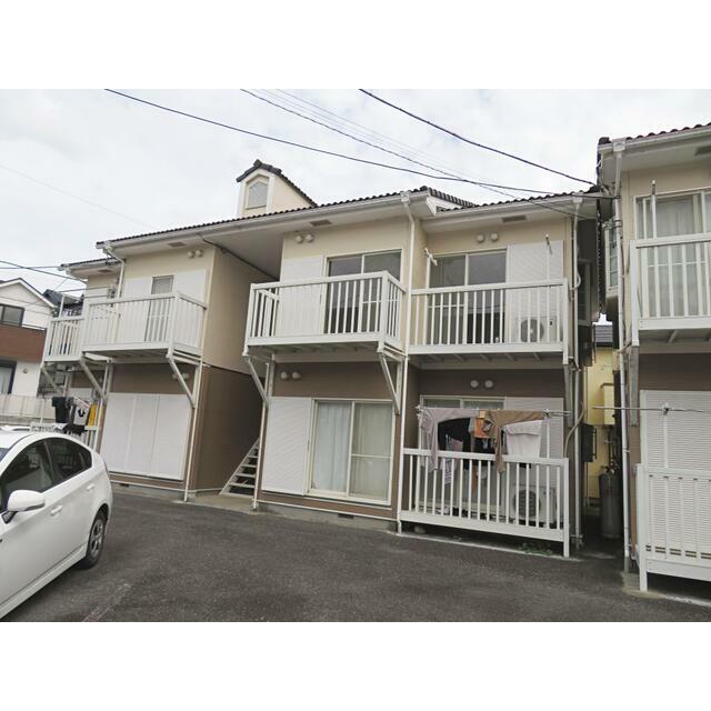 建物外観　外観＠南東～募集部屋は２階右側のお部屋です。建物南側は物件の