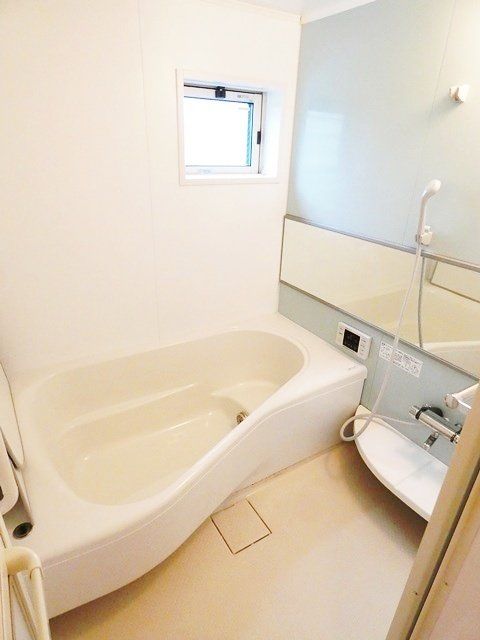 バス・シャワールーム　ゆったりとした一坪の浴室は魅力的です※中部屋なので側面の窓…