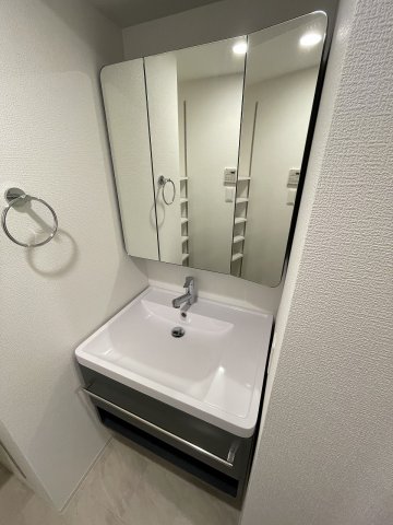 洗面設備　明るい洗面所です