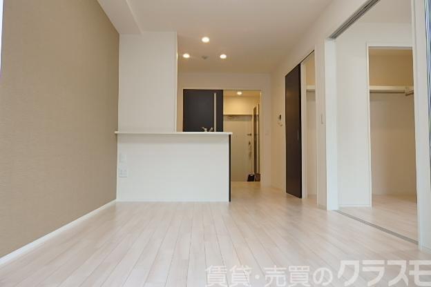 居室・リビング　アクセントクロスがオシャレなお部屋です♪