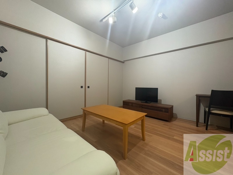 居室・リビング　木目のフローリングは落ち着きのある印象のお部屋になりますね。