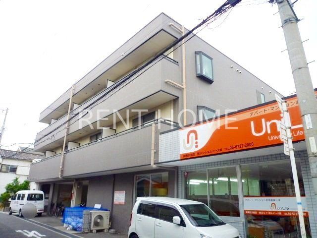 建物外観　鉄骨造３階建て