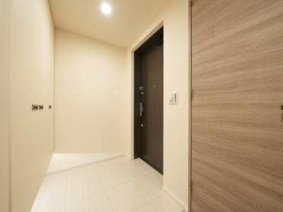 玄関　※別部屋の参考写真です。